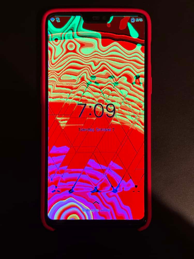 OnePlus 6 showing Phosh lockscreen with wrong and very saturated colors
